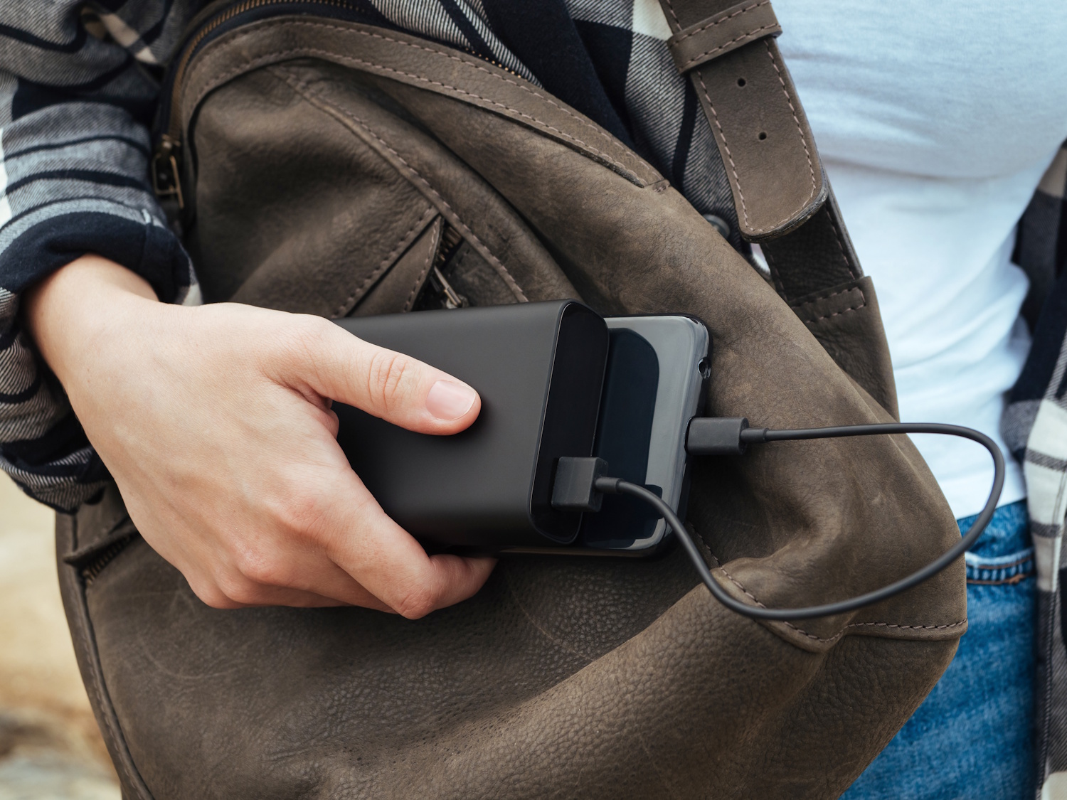 Cargador portátil conectado a un smartphone